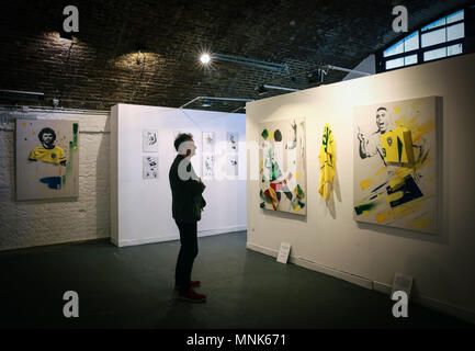 Les membres du public voir l'Art de la Coupe du monde en couleur Exposition Prévisualiser à Hoxton Arches, Londres. ASSOCIATION DE PRESSE Photo. Photo date : Jeudi 17 mai 2018. Avec la Coupe du Monde 2018 Cérémonie d'ouverture à moins d'un mois et l'anticipation de croissance qui tourne dans la toute une performance du tournoi, cette exposition se concentre sur certains des moments colorés et les personnages des précédentes Coupes du Monde Banque D'Images