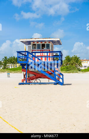 Miami South Beach, lifeguard chambre dans un décor de style Art Déco au jour d'été ensoleillé avec la mer des Caraïbes en arrière-plan, célèbre lieu de voyage