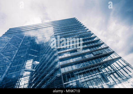 Vue d'un gratte-ciel moderne en verre immeubles de bureaux modernes. Banque D'Images