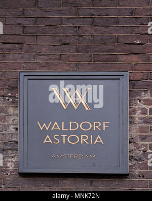 Pavillon de l'hôtel Waldorf Astoria à Amsterdam : lettres Waldorf Astoria sur une façade à Amsterdam Banque D'Images