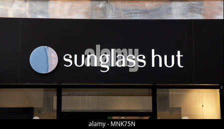 Amsterdam, Pays-Bas-mars 5, 2017 : lettres Sunglass Hut sur un magasin à Amsterdam Banque D'Images