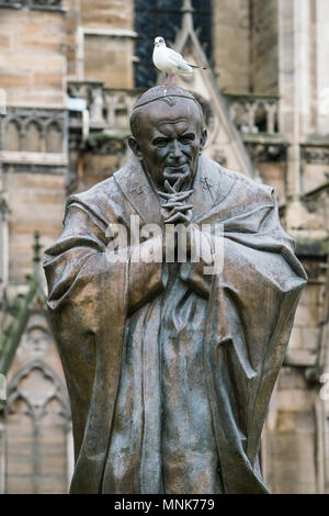 PARIS, FRANCE - 15 février 2018:statue en bronze de Jean Paul II. faites par Zurab Tsereteli, près de la cathédrale Notre-Dame de Paris Banque D'Images