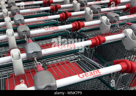 Paris, France - 18 juin 2016 : lettres de geant casino sur des chariots Banque D'Images