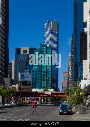 Voir d'Eureka Tower, plus haut bâtiment de la ville de Melbourne Road, South Melbourne, Victoria, Australie. Banque D'Images