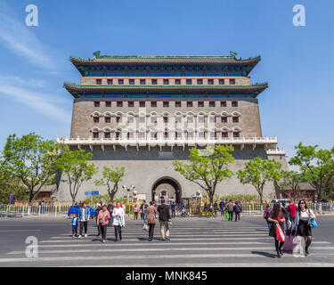 Les piétons de traverser la route en face de la Porte Qianmen ou Zhengyangmen, la plus haute tour-porte à Beijing, Chine. Banque D'Images