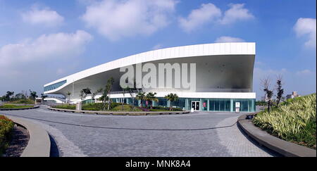 KAOHSIUNG, TAIWAN -- 5 mai 2018 : une vue panoramique de la récente National Centre for the Performing Arts situé dans l'Weiwuying Metropol Banque D'Images