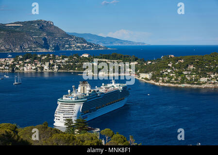 Baie de Villefranche-sur-Mer et le Cap Ferrat' pointe dans <br >Villefranche-sur-Mer (sud-est de la France). Bateau de croisière dans le port de Villefranch Banque D'Images