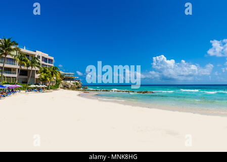 Accra Beach - plage tropicale sur l'île antillaise de la Barbade. C'est une destination paradisiaque avec une plage de sable blanc et mer turquoiuse. Banque D'Images