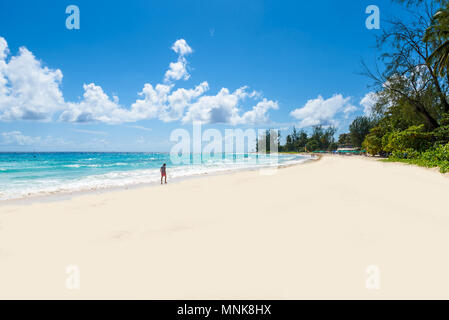 Accra Beach - plage tropicale sur l'île antillaise de la Barbade. C'est une destination paradisiaque avec une plage de sable blanc et mer turquoiuse. Banque D'Images