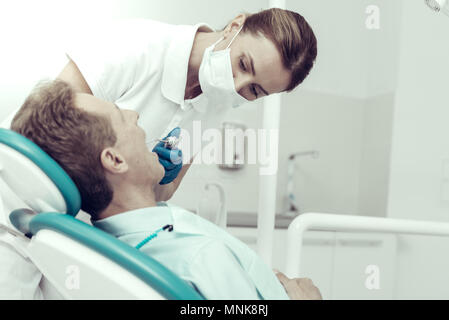 Spécialiste des études guérir le patient de ses dents Banque D'Images