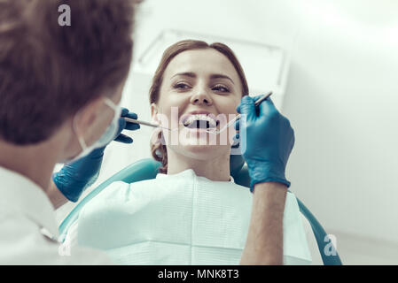 Heureux à la patient à son dentiste Banque D'Images