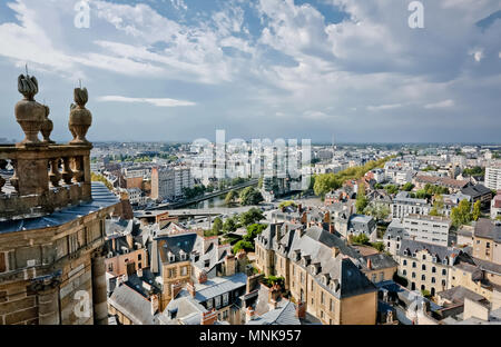 Rennes (Bretagne, nord-ouest de la France). Vue aérienne de l'ouest du haut de la cathédrale de Rennes (Anglais : Cathédrale Saint-Pierre de Rennes) Place de Banque D'Images