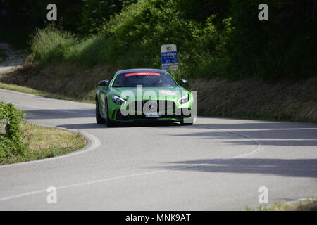 PESARO COLLE SAN BARTOLO , ITALIE - MAI 17 - 2018 : Mercedes-AMG GT sur une vieille voiture de course en rallye Mille Miglia 2018 la célèbre italia Banque D'Images