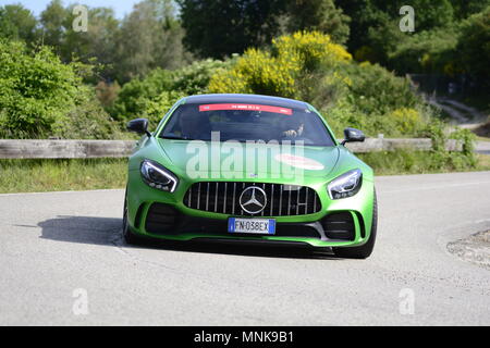 PESARO COLLE SAN BARTOLO , ITALIE - MAI 17 - 2018 : Mercedes-AMG GT sur une vieille voiture de course en rallye Mille Miglia 2018 la célèbre italia Banque D'Images