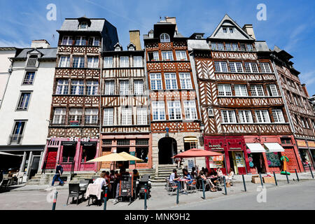 Rennes (Bretagne, nord-ouest de la France). Maisons à colombage dans le ÒPlace du champ Jacquet' square. Terrasses avec des gens assis à des tables. Banque D'Images