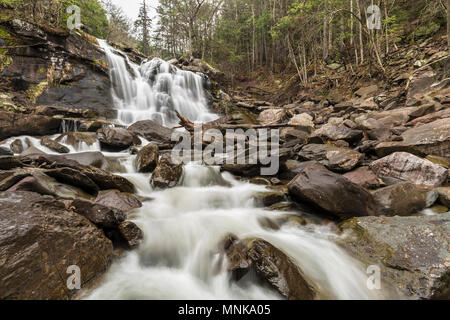 Ressort lourd de l'eau Débit d'eau plus de Bastion tombe sur Spruce Creek, en aval de Kaaterskill Falls sur la route 23A à Haines Falls, New York. Banque D'Images