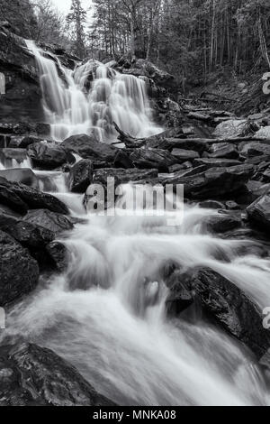 Ressort lourd de l'eau Débit d'eau plus de Bastion tombe sur Spruce Creek, en aval de Kaaterskill Falls sur la route 23A à Haines Falls, New York. Banque D'Images