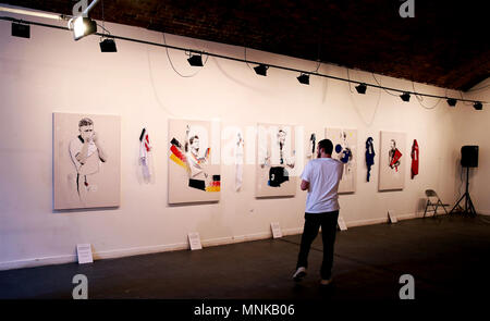 Les membres du public voir l'Art de la Coupe du monde en couleur Exposition Prévisualiser à Hoxton Arches, Londres. Banque D'Images