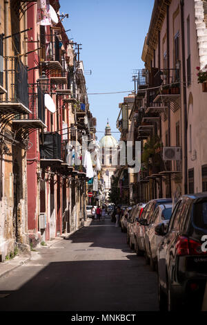 Palerme, Italie, le 24 avril 2018 : typique ruelle de la vieille ville Ballaro domaine de Palerme, Italie. Banque D'Images