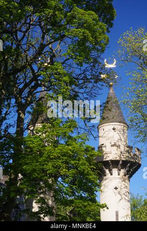 Powis Gate, Minaret blanc sur une des tours journée de printemps ensoleillée à l'Université d'Aberdeen. L'Écosse, au Royaume-Uni. Mai, 2018. Banque D'Images