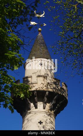 Powis Gate, Minaret blanc sur une des tours journée de printemps ensoleillée à l'Université d'Aberdeen. L'Écosse, au Royaume-Uni. Mai, 2018. Banque D'Images