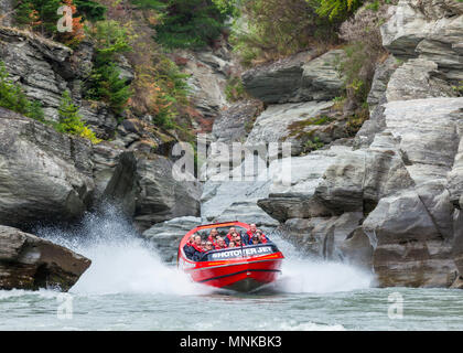 Jet shotover bateau sur la Shotover river à travers les parois du canyon étroit près de Queenstown Nouvelle-Zélande Nouvelle-Zélande Queenstown Nouvelle-Zélande Île du Sud Banque D'Images