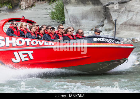 Jet shotover bateau sur la Shotover River près de Queenstown en accélérant les parois du canyon près de Queenstown Nouvelle Zelande Nouvelle-Zélande Île du Sud nz Banque D'Images