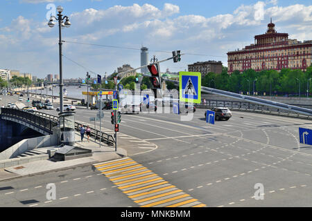 Moscou, Russie - 12 mai. En 2018. La circulation sur le pont de petite Ustyinsky Banque D'Images