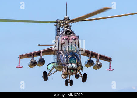 Saragosse, Espagne - Mai 20,2016 : peint spécial République Tchèque Air Force Mil Mi-24 Hind hélicoptère de combat qui viennent pour l'atterrissage à la base aérienne de Saragosse. Banque D'Images