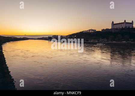 Voir de ce qu'on appelle Pont OVNI à Bratislava (Slovaquie) avec le célèbre château de Bratislava Banque D'Images