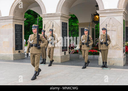 Tombe Soldat inconnu Varsovie, vue d'une garde d'honneur stationnée à la tombe du Soldat inconnu sur la place Pilsudski à Varsovie, Pologne. Banque D'Images