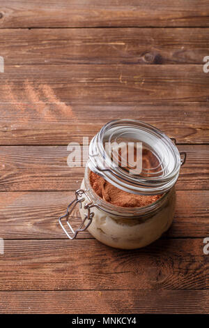 Photographie de tiramisu en tasse Banque D'Images