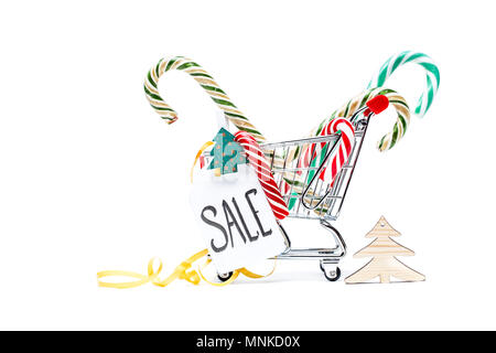Image de chariot avec des cannes de caramel, arbre de Noël, cartes de vœux, ruban Banque D'Images