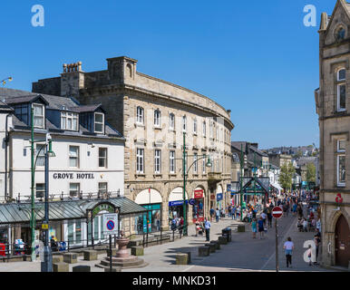 Boutiques sur Spring Gardens dans le centre-ville, Buxton, Derbyshire, Angleterre, RU Banque D'Images