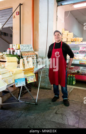 Un homme dans son magasin avec produits frais fromage italien au marché Ballaro à Palerme, Sicile en avril 2018. Ballaro est un marché traditionnel où vous pouvez fin Banque D'Images