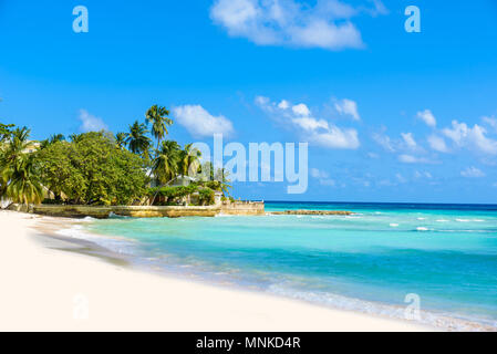 Dover Beach - plage tropicale sur l'île antillaise de la Barbade. C'est une destination paradisiaque avec une plage de sable blanc et mer turquoiuse. Banque D'Images