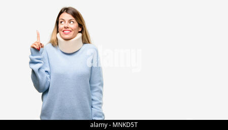 Jeune femme blessée wearing neck brace collar augmentant, le numéro un du doigt Banque D'Images