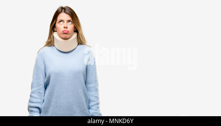 Jeune femme blessée wearing neck brace collar avec expression somnolente, sont surchargés et fatigué Banque D'Images