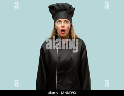 Jeune femme en état de choc peur Cook, l'expression de la panique et la peur Banque D'Images