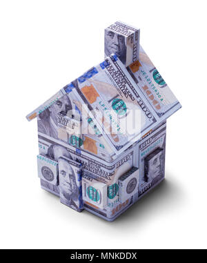 Maison couverte sur One Hundred Dollar Bills isolé sur un fond blanc. Banque D'Images