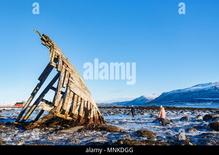 Les enfants à la découverte des naufragés du bateau viking en bois dans le Nord de la Norvège Banque D'Images