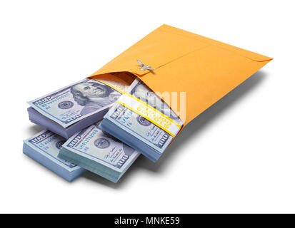 Close up of enveloppe jaune rempli de centaines de dollars isolé sur un fond blanc. Banque D'Images