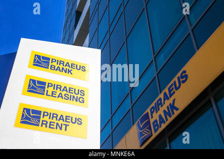 BELGRADE, SERBIE - avril 29, 2018 : Logo du Pirée Banl sur leur quartier général local pour la Serbie. Piraeus Bank est l'une des principales banques de détail, grec Banque D'Images