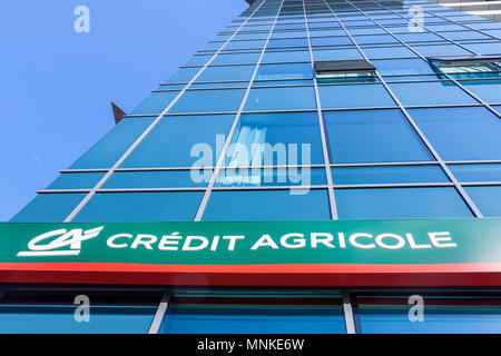 BELGRADE, SERBIE - avril 29, 2018 : Logo du Credit Agricole sur leur quartier général local pour la Serbie. Credit Agricole Srbija est un des leaders français Banque D'Images