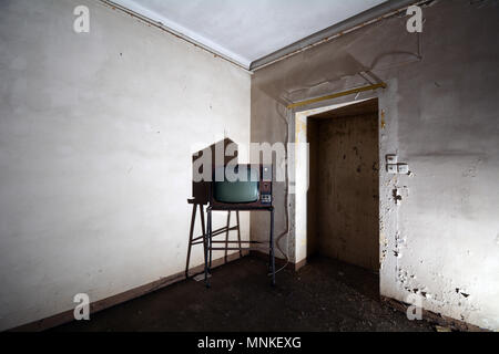 Vintage Télévision dans Coin de chambre dans un bâtiment de l'Hôpital Psychiatrique italien abandonnés Banque D'Images