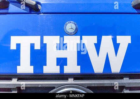 Hambourg / Allemagne - Mai 6, 2018 : service d'urgence technique allemande signe sur un camion. Technisches Hilfswerk signifie service d'urgence technique. Banque D'Images