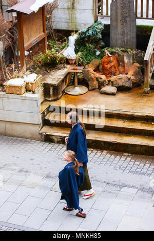 Famille de mère et fille portant un yukata kimono traditionnel japonais au niveau de la rue de l'onsen resort town au Japon Aller à la spa. Banque D'Images