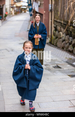 Famille de mère et fille portant un yukata kimono traditionnel japonais au niveau de la rue de l'onsen resort ville au Japon. Banque D'Images