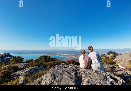 La famille de la mère et fille bénéficiant d'une vue imprenable sur Cap du haut de la montagne de la table Banque D'Images