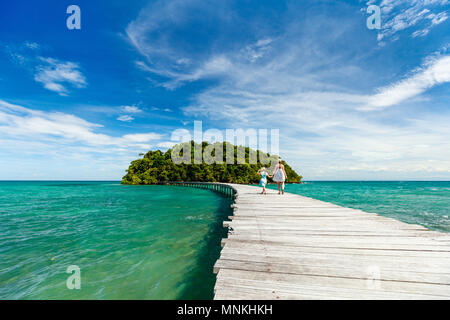 Sentier en bois menant à belle île tropicale au Cambodge Banque D'Images